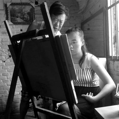 　女兒畫(huà)畫(huà)，父親在一旁指導(dǎo)
