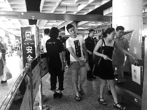 南京地鐵新街口站，大多數(shù)市民自覺(jué)配合安檢