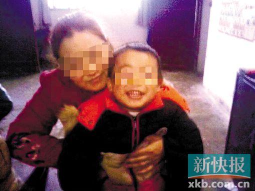 程女士生前和小孩開心玩耍。家屬供圖