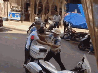 嫌疑男子涉嫌無證駕駛摩托車，且車輛違規(guī)加裝遮陽傘并在行駛時不戴安全頭盔，辱罵毆打執(zhí)法交警。 本文圖片均來自 廣西梧州在線警務(wù)