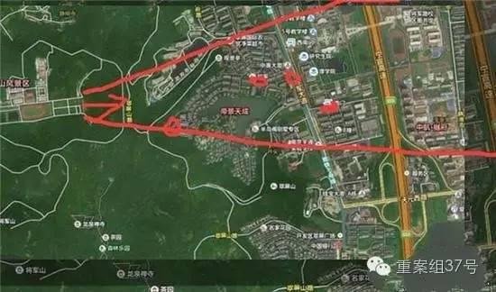 射擊場子彈射出方向（紅箭頭）有多個居民小區(qū) 。 圖片來源：交匯點新聞