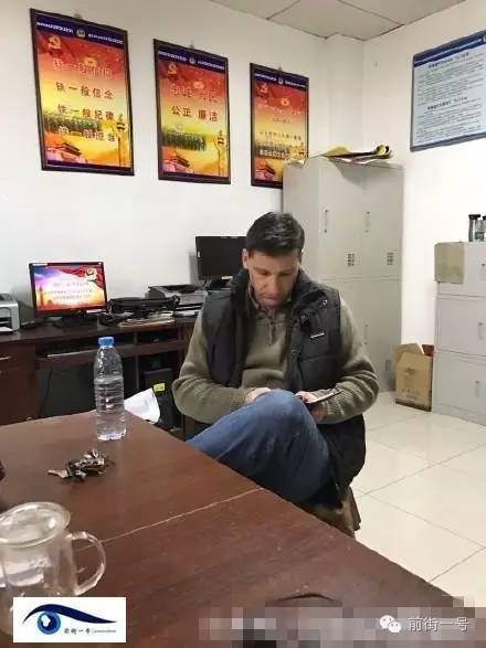 該外籍男子在派出所接受詢問。（網(wǎng)友供圖）