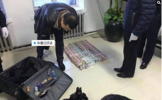 京華時報訊昨天凌晨1點左右，黑龍江省密山市一銀行金庫發(fā)生搶劫案。一名身穿迷彩服男子準備劫取現(xiàn)金時被發(fā)現(xiàn)，致一名金庫值守人員死亡，隨后棄款而逃。目前，該男子尚未歸案，案件正在全力偵辦中。