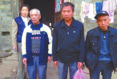 已被判死緩、在獄中服刑的4個村民的家人一直在為兒子喊冤。圖片來自網絡