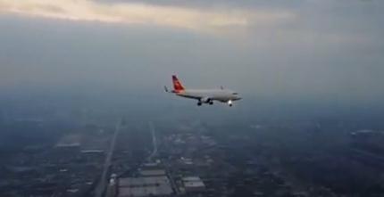 操縱無人機(jī)拍攝客機(jī)飛行 操縱無人機(jī)拍攝客機(jī)飛行