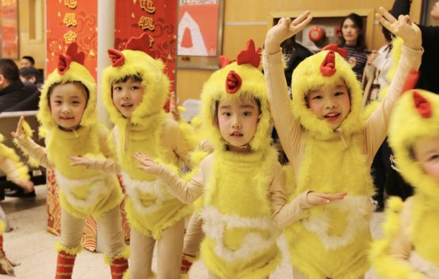 央視春晚開場(chǎng) 歡樂頌“五美”搭檔TFBOYS 央視春晚開場(chǎng) 歡樂頌“五美”搭檔TFBOYS