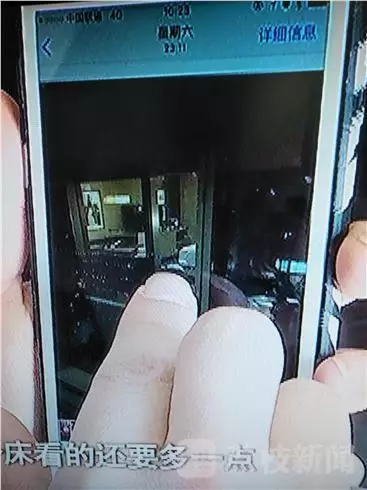 酒店前廳負責(zé)人李經(jīng)理：我們?nèi)ピ儐栠^，警察也詢問過，警察有錄音，他說他沒有錄像，第一個人說肯定沒有錄像，第二個人沒有口頭保證。對于何女士反映的晚間玻璃外墻變成“鏡子”反光的情況子。負責(zé)人表示，在客人入住酒店的時候，酒店工作人員一般會對客人進行提醒，要求客人將房間的窗紗全部關(guān)閉，不過這一說法卻遭到了何女士的否認。酒店前廳負責(zé)人李經(jīng)理稱，這個雙層玻璃的設(shè)計是環(huán)保設(shè)計，冬暖夏涼，如果是單層冬天會非常冷。