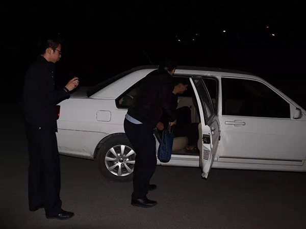 嫌打工錢(qián)少 持水果刀搶劫出租車(chē) 嫌打工錢(qián)少 持水果刀搶劫出租車(chē)