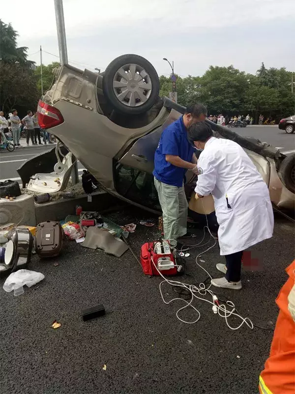 不值！小車(chē)四腳朝天司機(jī)身亡 死者只為偷幾罐奶粉