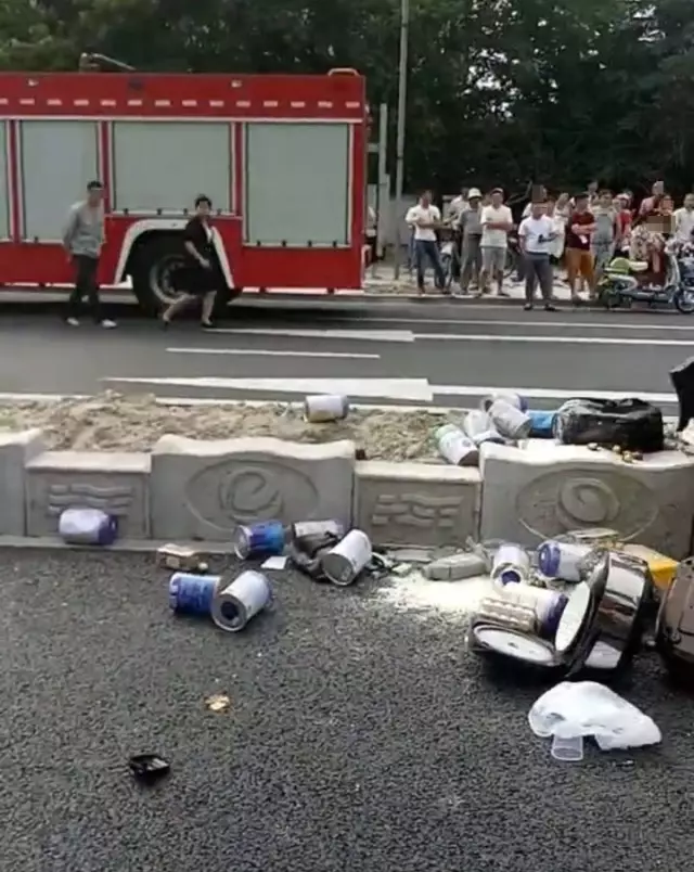 不值！小車(chē)四腳朝天司機(jī)身亡 死者只為偷幾罐奶粉