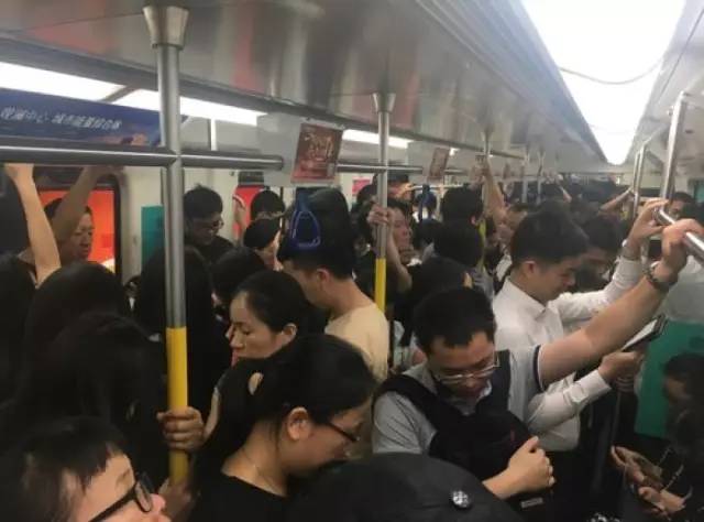 尷尬了！深圳地鐵首開(kāi)女性車廂 結(jié)果塞滿男乘客