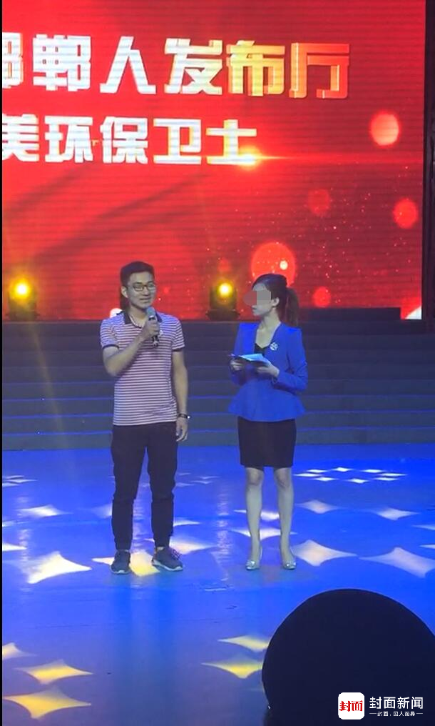 女主持人臺(tái)上突然倒地表情詭異 休息后已上班 女主持人臺(tái)上突然倒地表情詭異 休息后已上班