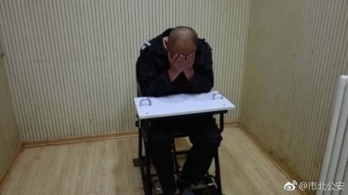  打人男子。圖片來源：青島市公安局市北分局官方微博