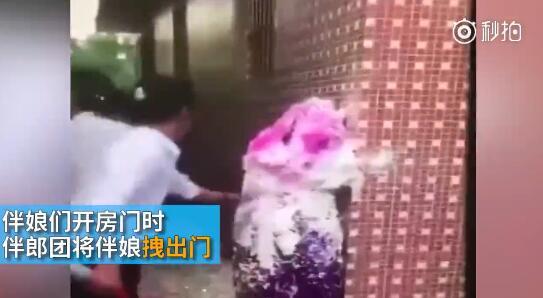據(jù)澎湃新聞消息，近日廣東江門開平某村又現(xiàn)惡俗婚鬧。男方兄弟團(tuán)去接新娘的時(shí)候，先用彩帶對(duì)著姐妹團(tuán)狂噴，后來甚至有人用滅火器直接噴伴娘面部，害的伴娘差點(diǎn)被送進(jìn)醫(yī)院。