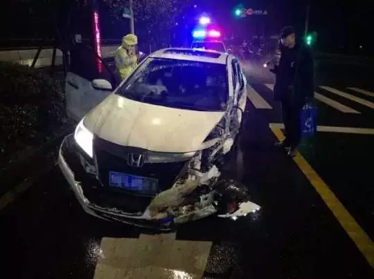 今天凌晨，杭州一對(duì)環(huán)衛(wèi)工夫婦被車撞進(jìn)錢塘江