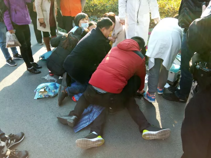 23歲IT男大學(xué)門口沒(méi)了心跳 保安飆車送醫(yī)生