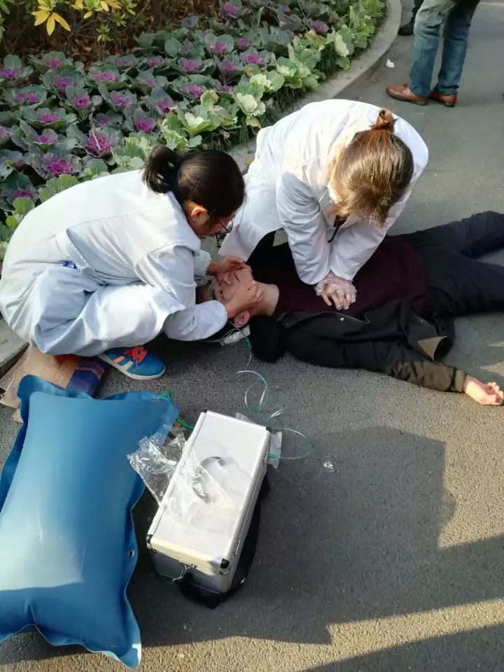 23歲IT男大學(xué)門口沒(méi)了心跳 保安飆車送醫(yī)生