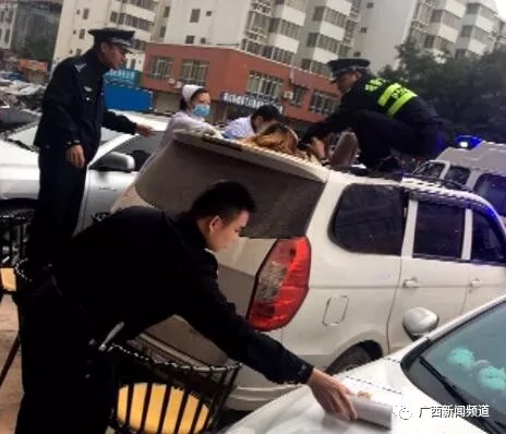 ▲女子跌落至一面包車車頂，民警和醫(yī)護(hù)人員將其救下。