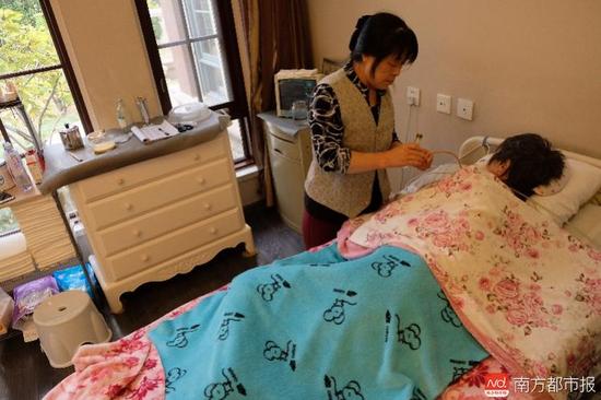 張津華進食只能靠營養(yǎng)粉鼻飼。（羅逸爵 攝）