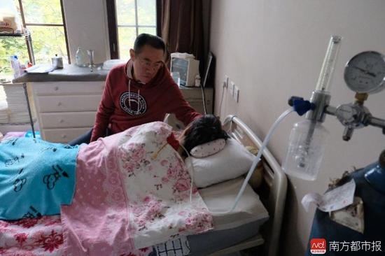 氧氣的轟隆聲，一刻不停地在這個家里“吵”了九年多。（羅逸爵 攝）