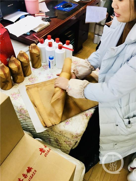 正在對白酒進行包裝處理的經(jīng)營戶。