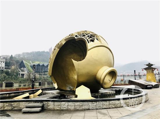 △茅臺鎮(zhèn)1915廣場著名的“壇碎”雕塑。