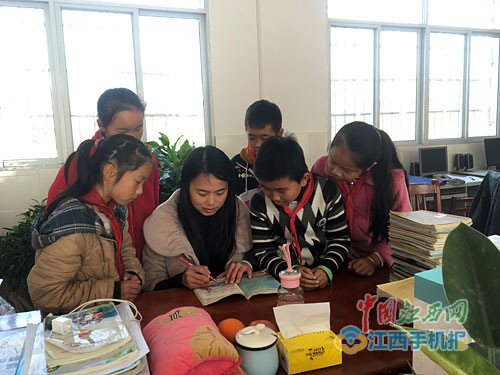 女教師備課本走紅 網友：這才是為人師表！