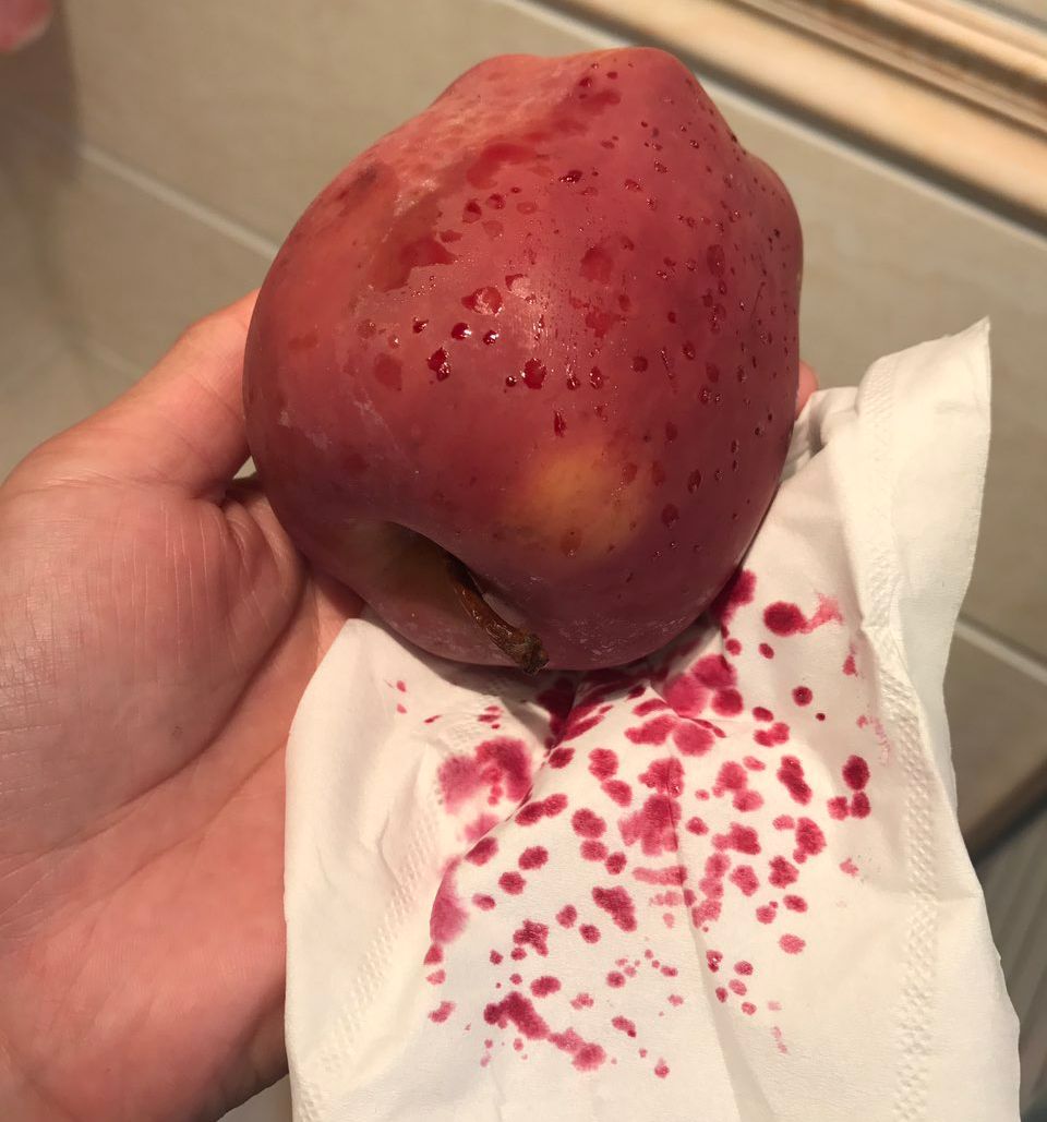 嚇懵！女子用熱水泡蘋果結(jié)果冒出血珠 咋回事？