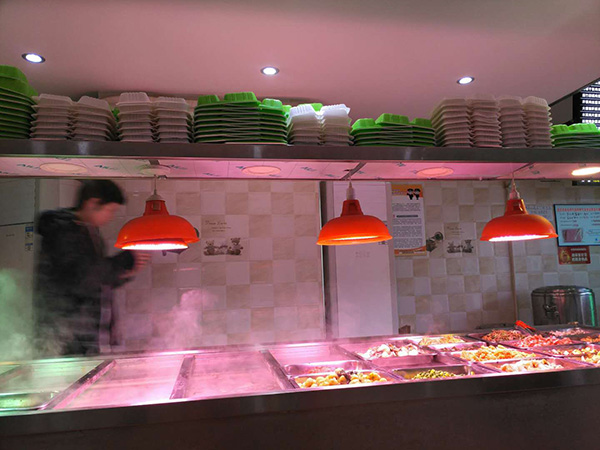 羅正宇經(jīng)常去的炸醬面館，中午和晚上有盒飯吃。