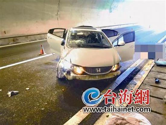 小車在龍巖高速隧道內(nèi)翻車，擋風(fēng)玻璃脫落。 臺海網(wǎng) 圖