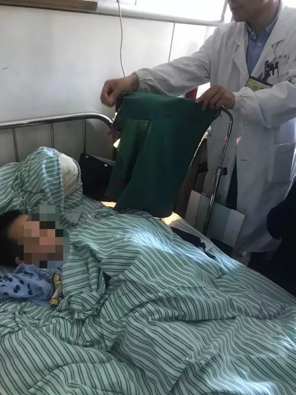 嚇哭！6歲男孩被夾斷手指 罪魁禍?zhǔn)拙故切７? oldsrc=