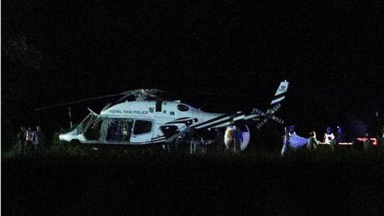 直升機護送被救少年。（圖：路透社）