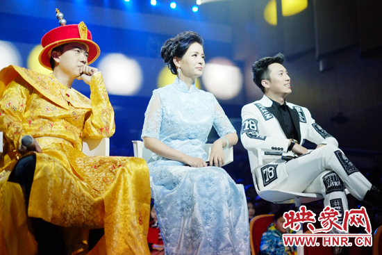 當(dāng)晚產(chǎn)生的冠亞軍，陳琨（中）、劉雯（右）、郭嘉寧