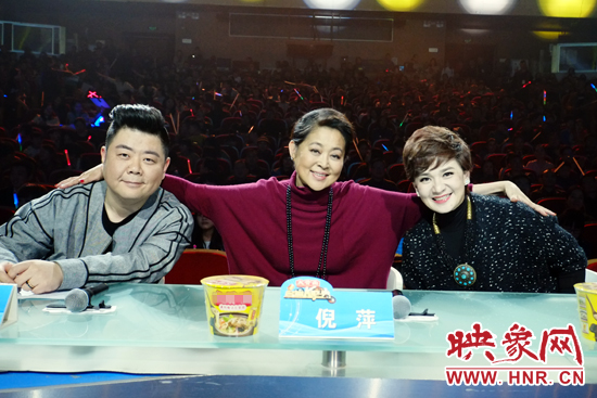 三位坐鎮(zhèn)評(píng)委倪萍（中）、柯以敏（右）和毛子哥