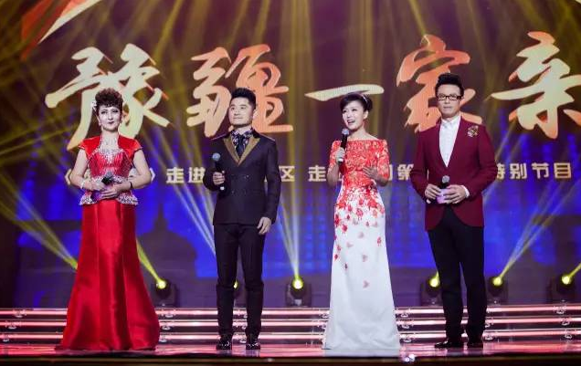 主持人：白燕升、龐曉戈、關(guān)楓、熱娜·古麗（從右到左）