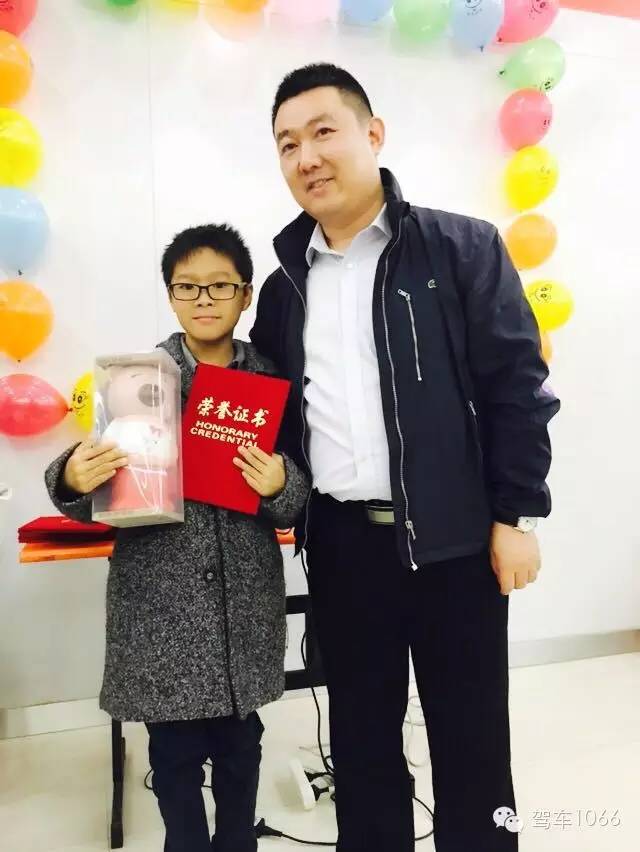 我是小小銀行家，來(lái)跟行長(zhǎng)合個(gè)影哦