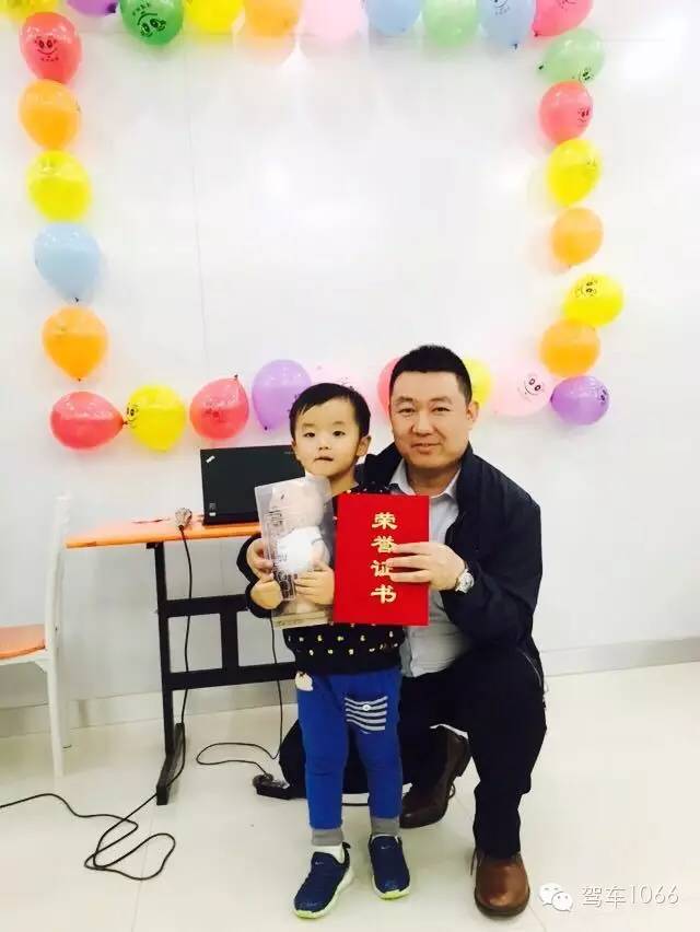 我是小小銀行家，來(lái)跟行長(zhǎng)合個(gè)影哦