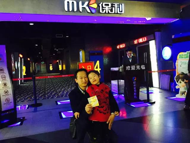 再來看兩個萌娃，表情都好有戲！