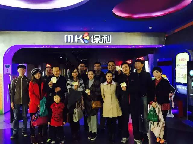 來張“全家?！?，人齊了，我們準備進場嘍