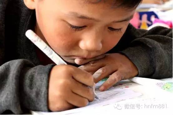 小手黑黑的，像是很少洗