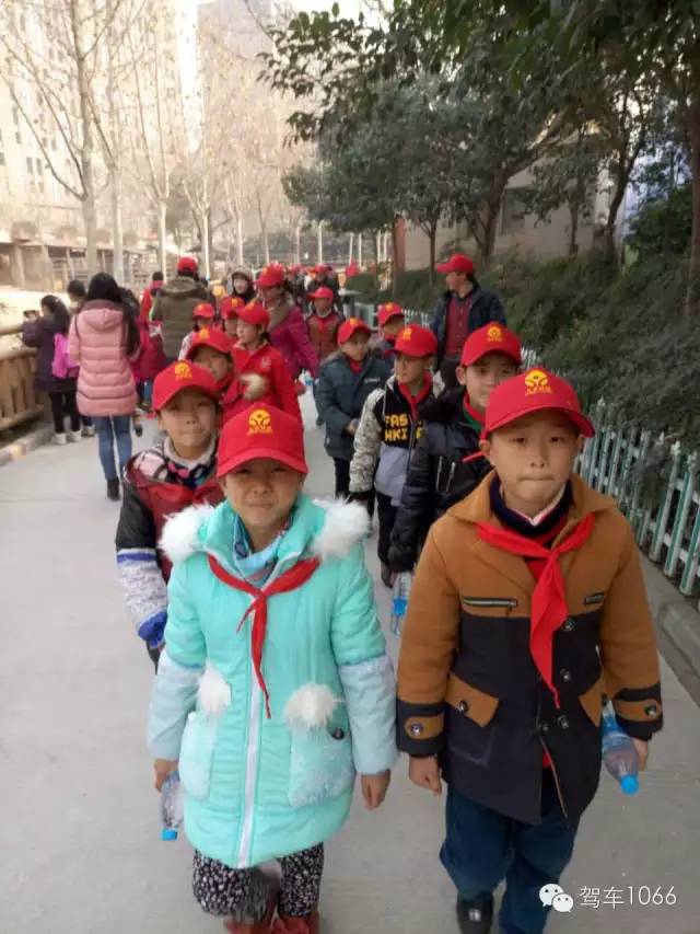 脖子上戴著紅領(lǐng)巾，頭上頂著小紅帽，排著整齊的隊伍——出發(fā)！