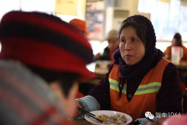 部分環(huán)衛(wèi)工在下班后來(lái)到76人老燴面吃到熱乎乎的餃子。