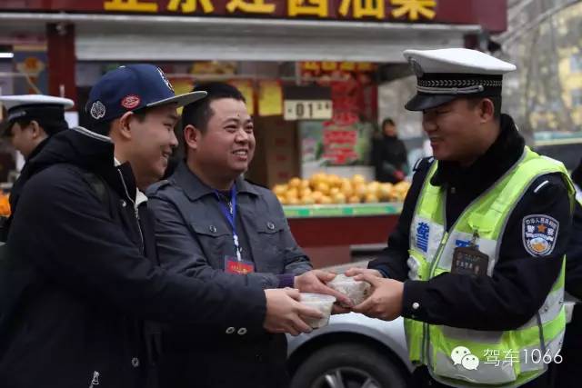 新華社攝影記者李博，也隨我們1066小分隊(duì)一路同行他也為我們記錄下了一幕幕溫暖的瞬間。