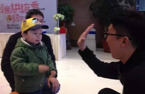 老楊你真心的是童心未泯啊，來，跟叔叔Give Me Five！