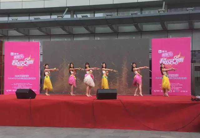 伴隨著舞蹈演員們的開場(chǎng)，比賽在上午10點(diǎn)半正式拉開序幕