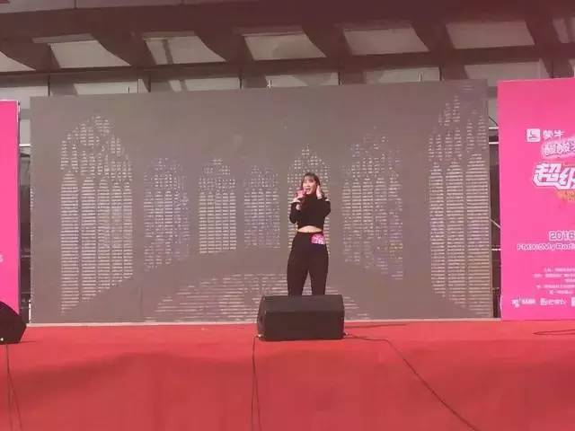 這pose一看就是在飆高音，猜猜看她唱的是哪首歌？