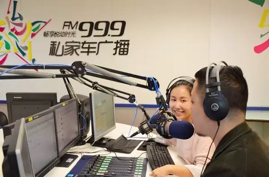 美女嘉賓來(lái)做客直播間，麥姐看莫非的眼神，嘖嘖，愛(ài)一個(gè)人是什么感覺(jué)？