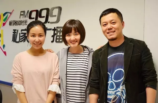 跟兩位女神在一起，莫非你知道你此刻有多招小編嫉恨？