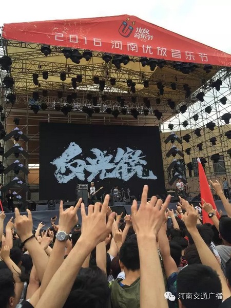 這么多朋友！默契的舉著一個(gè)手勢(shì)！