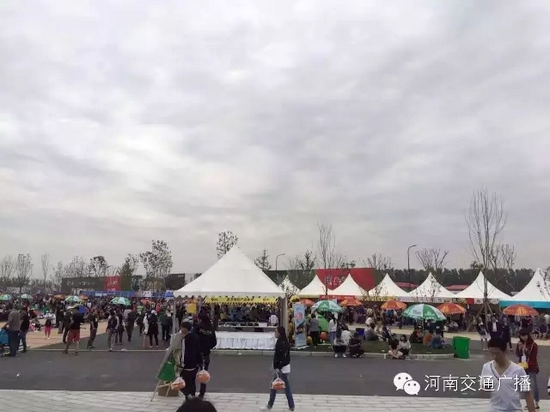 雖然天空已經(jīng)烏云密布，但大家的熱情絲毫不減！